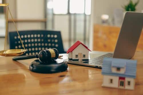 Settle my personal injury case out of court concept image.